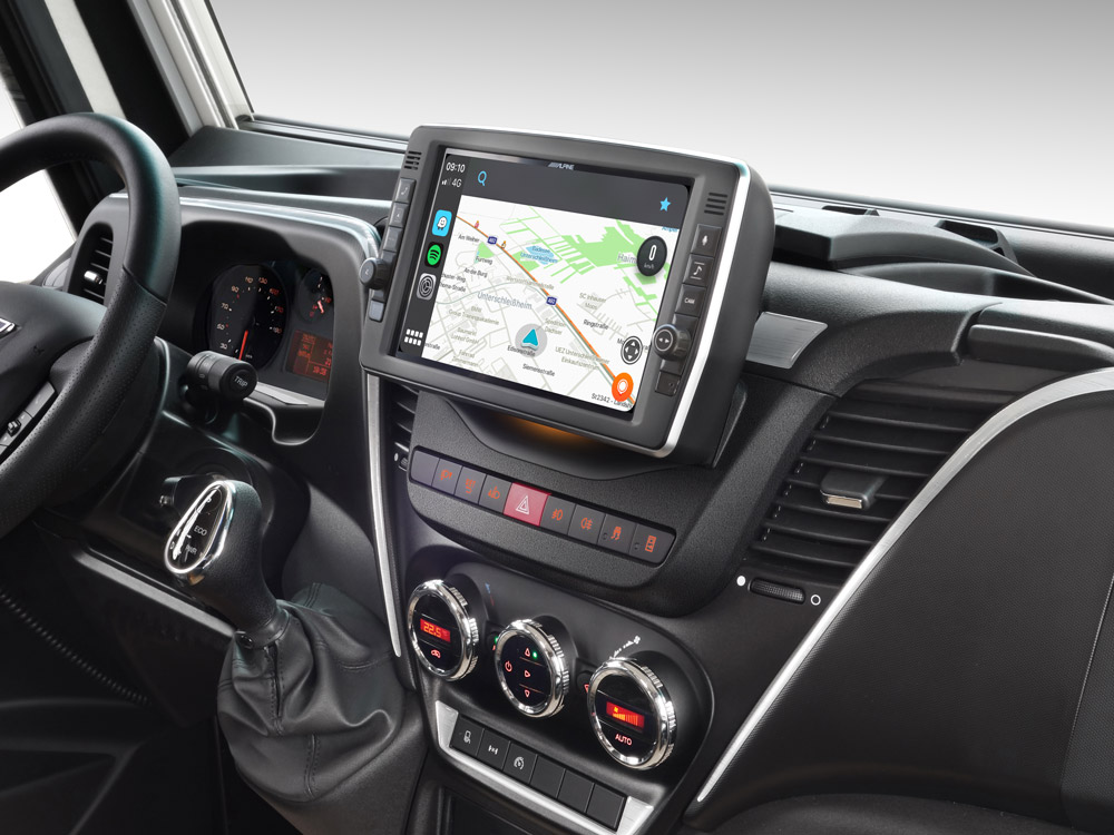 Alpine X903D-ID 9-Zoll-Navigationssystem mit Tochscreen für IVECO Daily mit TomTom Karten und Apple CarPlay / Android Auto